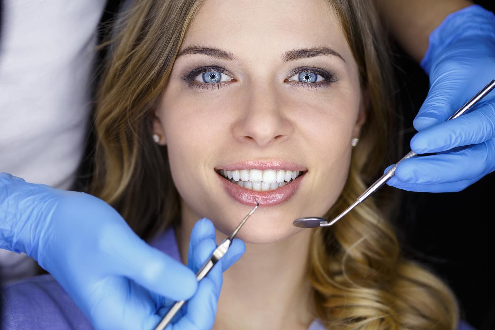 kobieta na&nbsp;fotelu dentystycznym